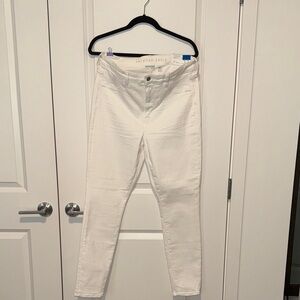 White High-Rise Jeggings